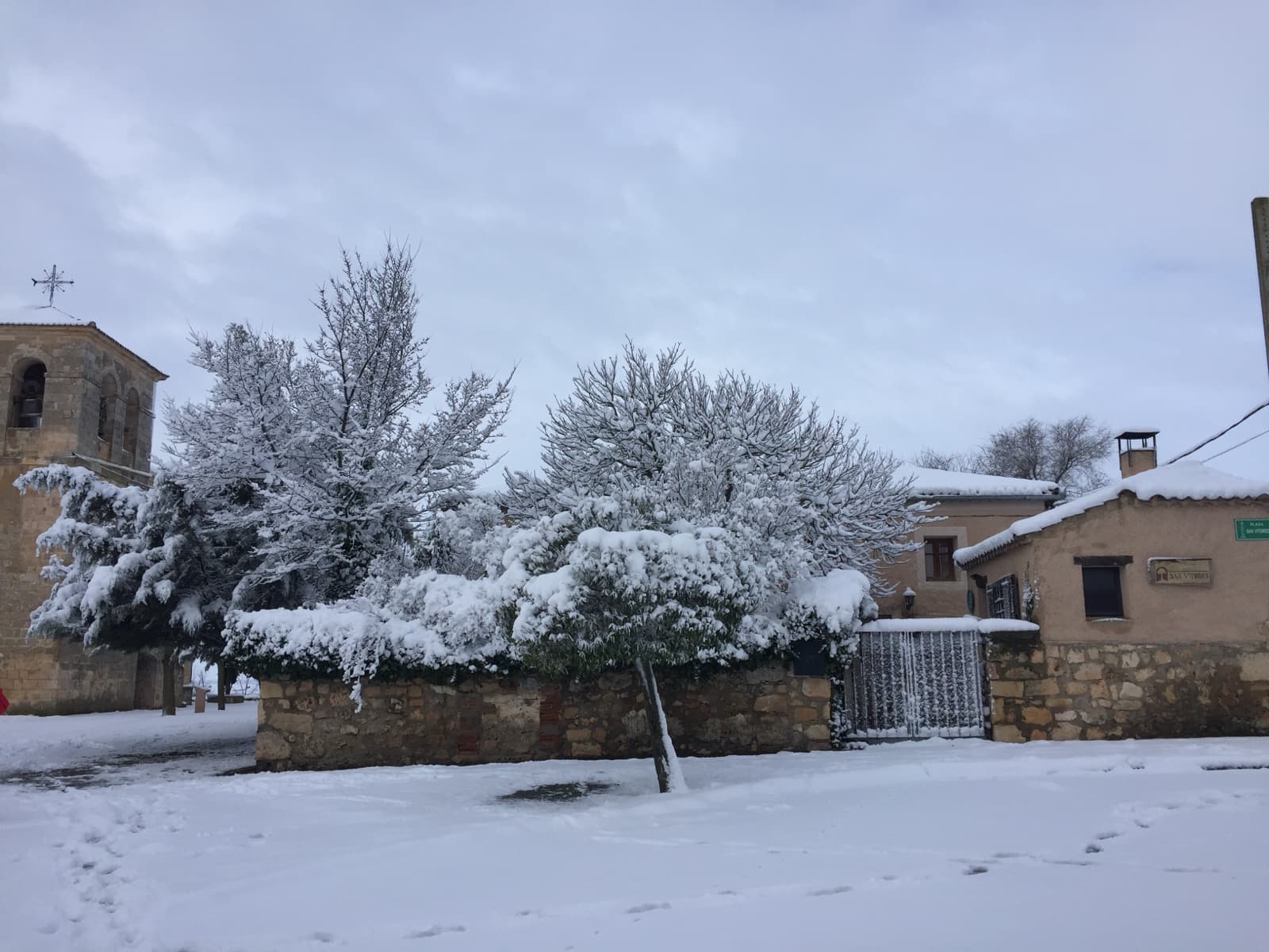 La casa de San Vitores y su jardín bajo la nieve en Grajera